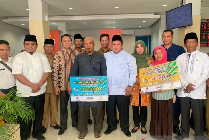 Mukomuko sosialisasikan pemasangan stiker keluarga miskin