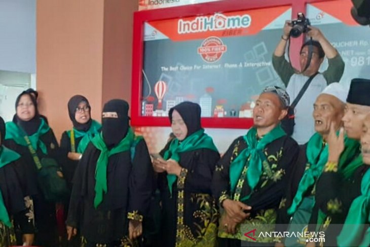 Palembang's 433 Umrah pilgrims depart for Jeddah despite temporary ban