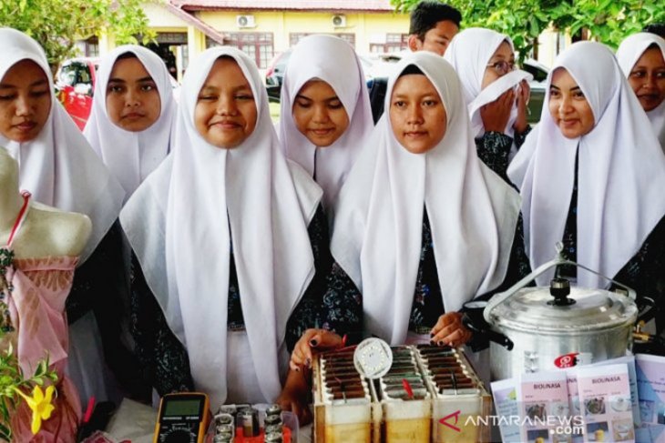 Siswa SMA Sampit perkenalkan teknologi air gambut menjadi listrik