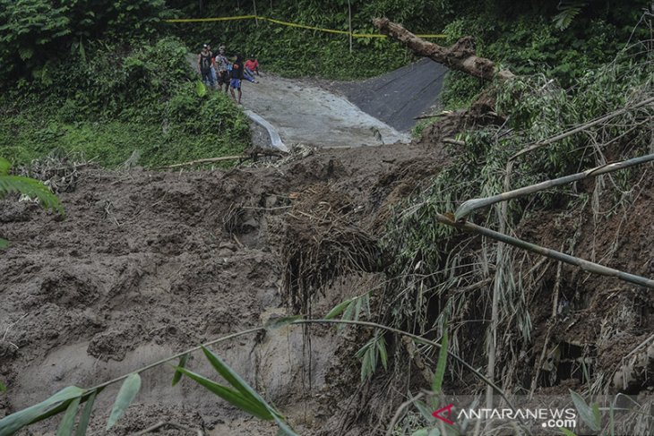 Dua desa terisolir akibat tanah longsor 