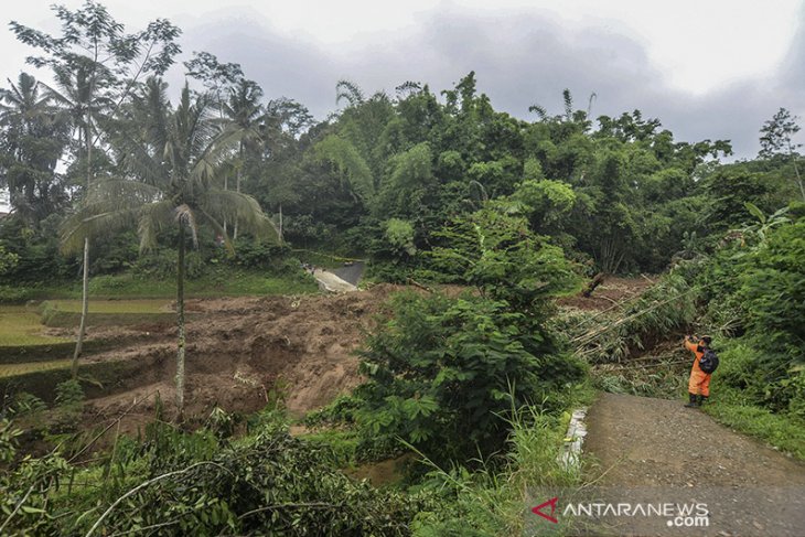 Dua desa terisolir akibat tanah longsor 