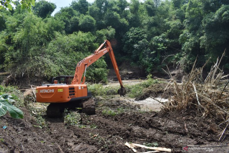 Pengendalian banjir di Madiun