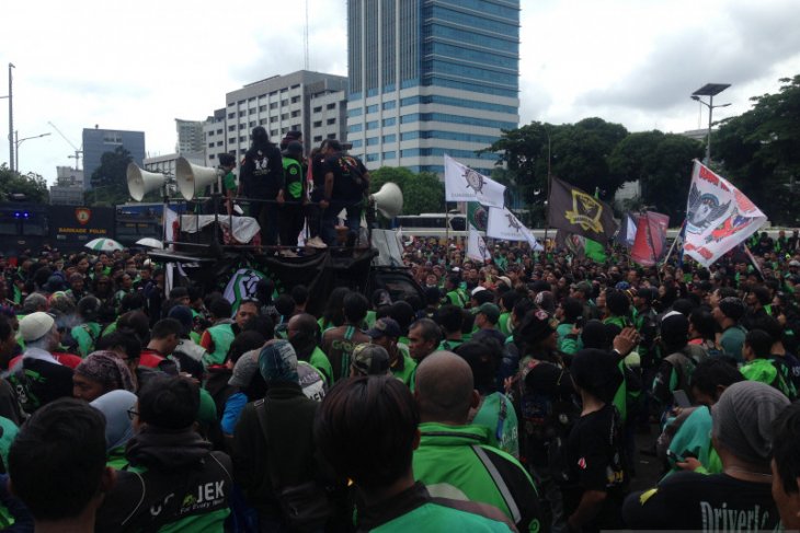 Tuntut izin angkut penumpang, ribuan ojol demo di Pemkot Bandung