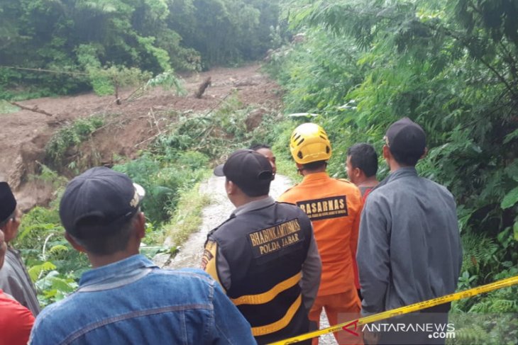 Longsor di Tasikmalaya timbun seorang warga