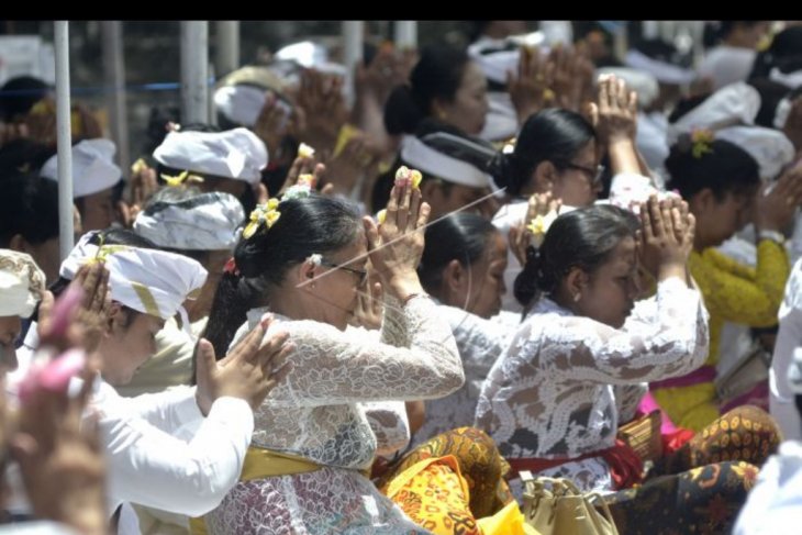 Persembahyangan Hari Raya Kuningan di Sakenan