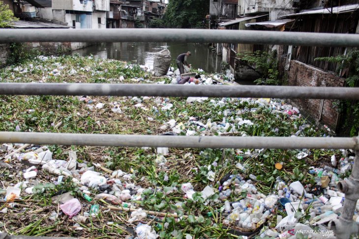 Sampah kembali menumpuk di sungai