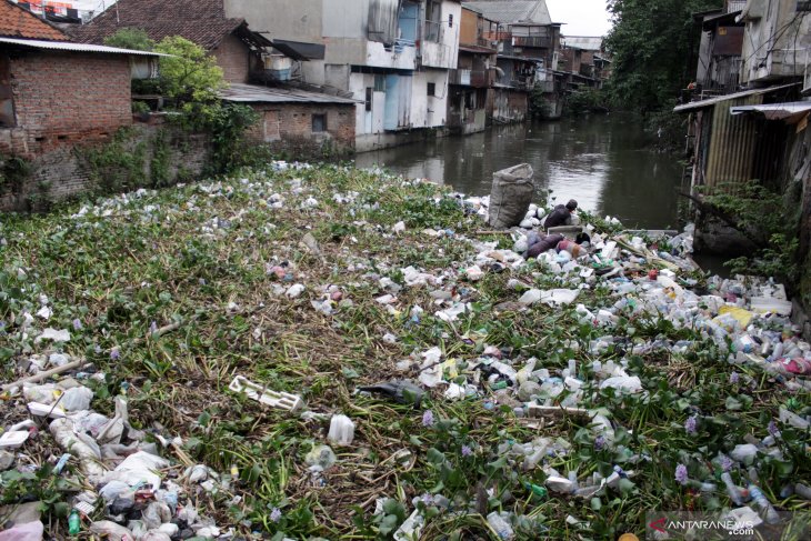 Sampah kembali menumpuk di sungai