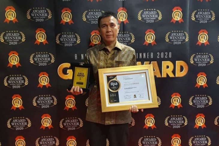 Dirut Bank Kalsel dinobatkan sebagai Best Leadership and Professional