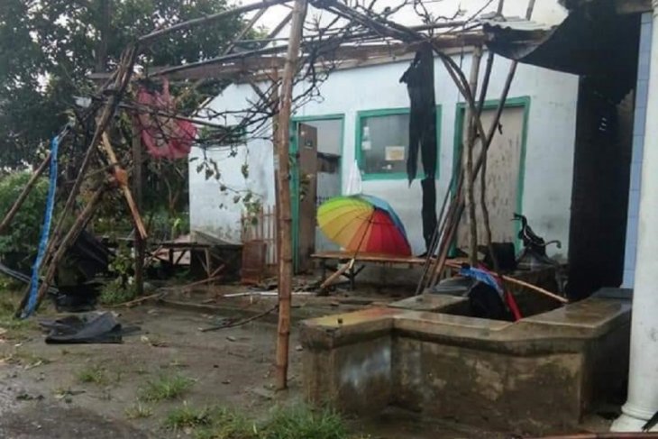 Puluhan rumah di Kediri rusak diterjang angin kencang