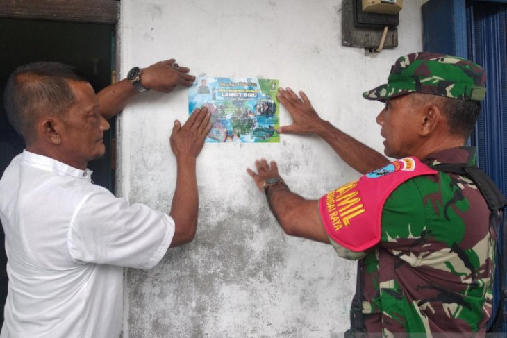 Kodim 1207/BS Pontianak tempelkan pamflet berisi imbauan tidak bakar lahan