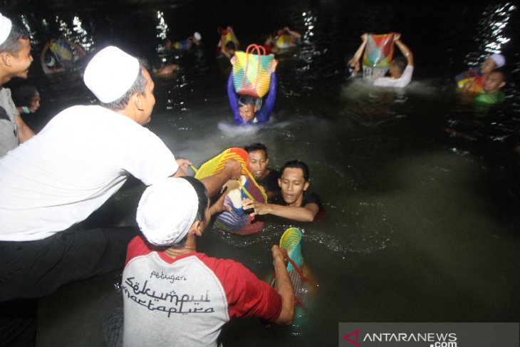 Gotong Royong Bersihkan Beras