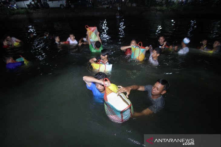 Gotong Royong Bersihkan Beras