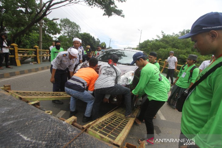 Mobil Parkir Di Bahu Jalan Ahmad Yani Dipindahkan