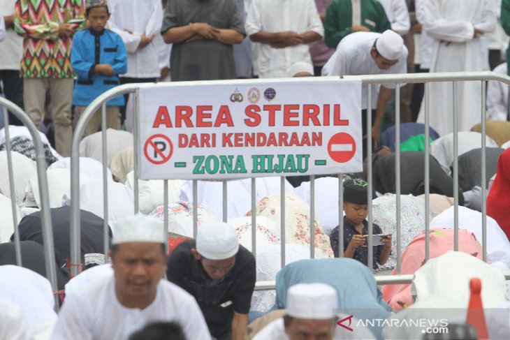 Jamaah Haul Laksanakan Shalat Zuhur