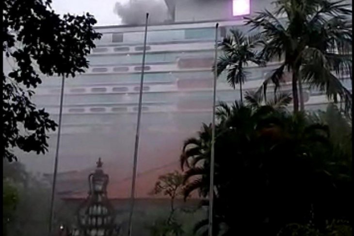 BPBD Denpasar kerahkan lima armada padamkan kebakaran di Hotel Bali Beach