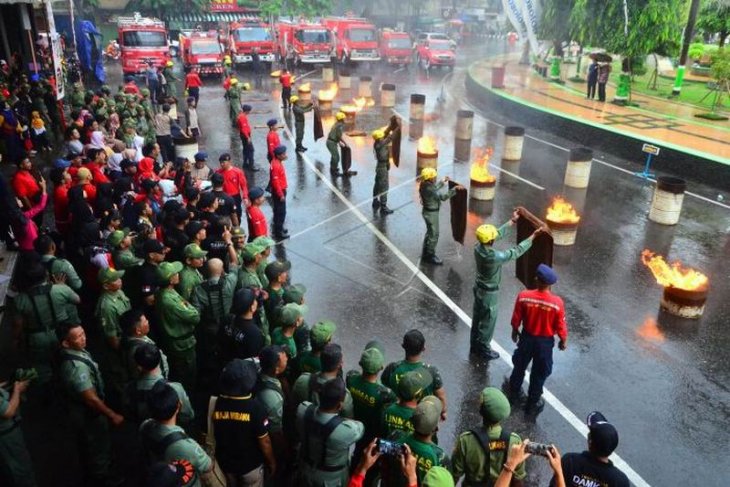 Lomba ketangkasan memadamkan api