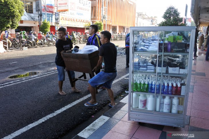 Evakuasi barang di pertokoan Jompo