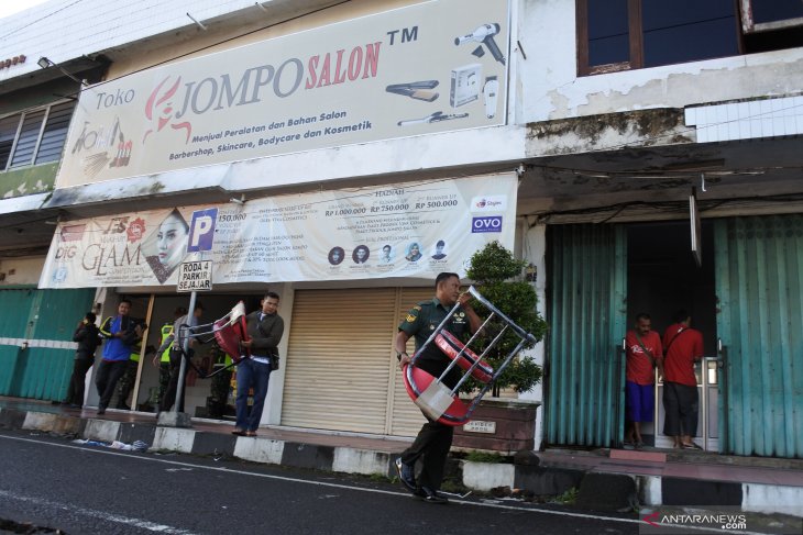 Evakuasi barang di pertokoan Jompo