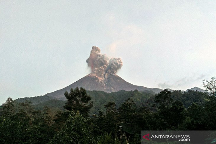 Gunung Merapi meletus dengan ketinggian kolom asap 5.000 meter dari puncak