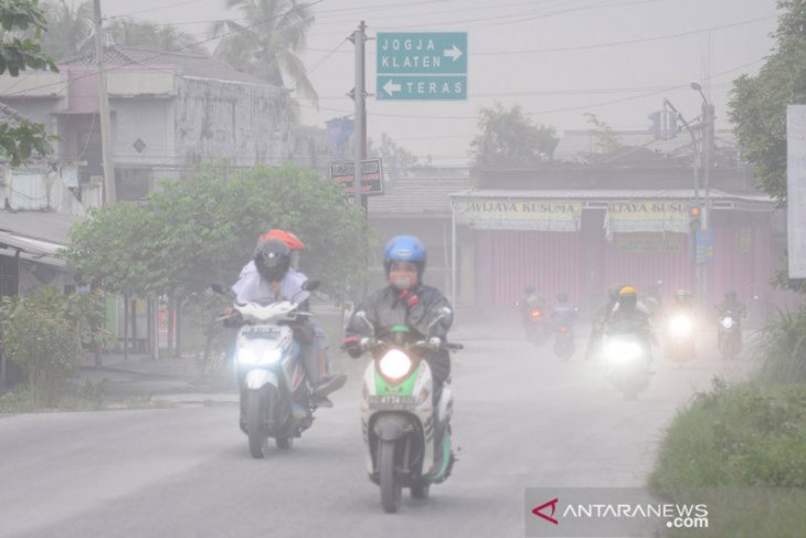 Merapi erupsi, hujan abu di Mojosongo, Boyolali