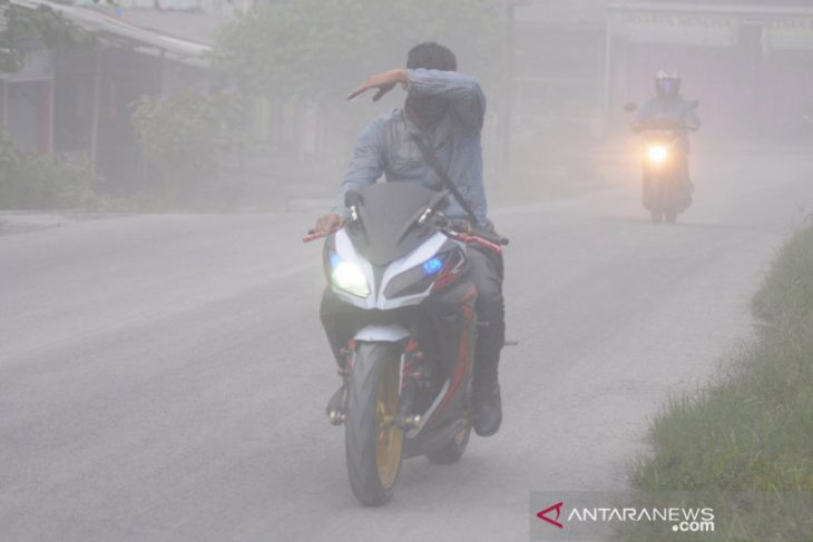 Merapi erupsi, hujan abu di Mojosongo, Boyolali