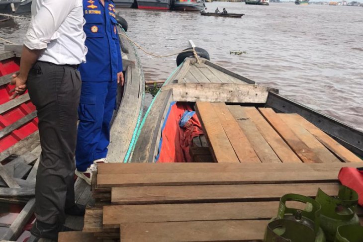 Ditpolair amankan ratusan batang kayu olahan ilegal