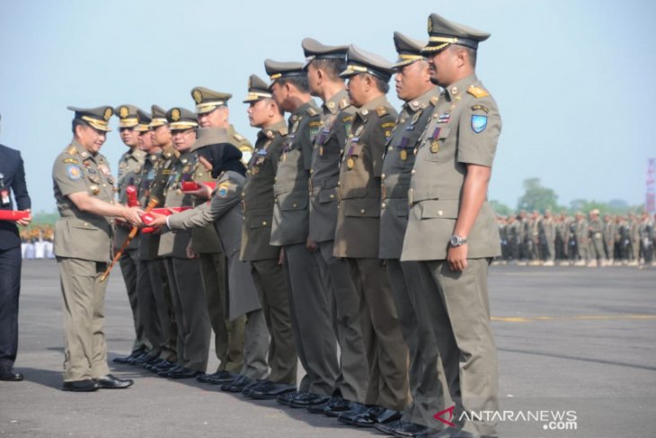 Bupati Iti Octavia Jayabaya terima penghargaan dari Mendagri