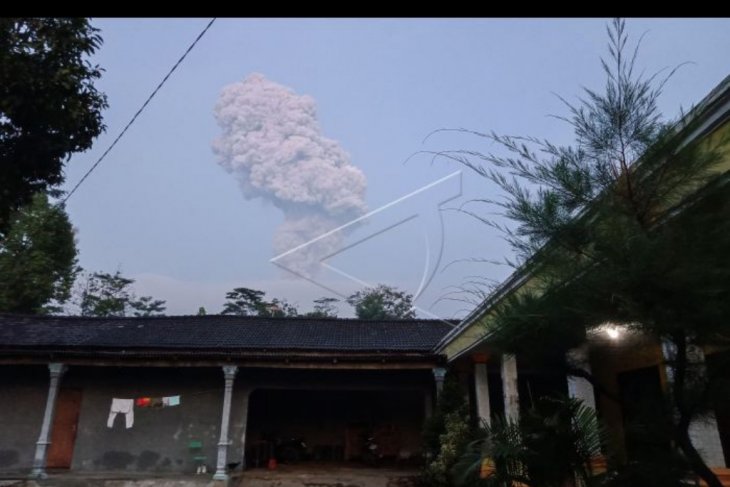 Gunung Merapi erupsi