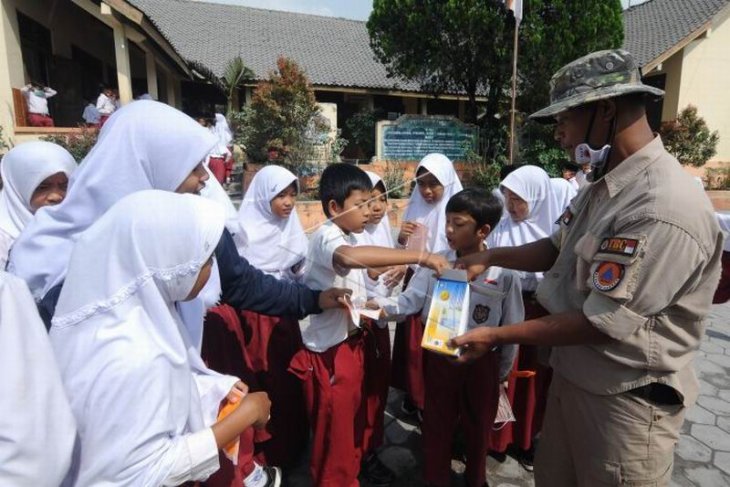 Pembagian masker untuk warga lereng gunung Merapi