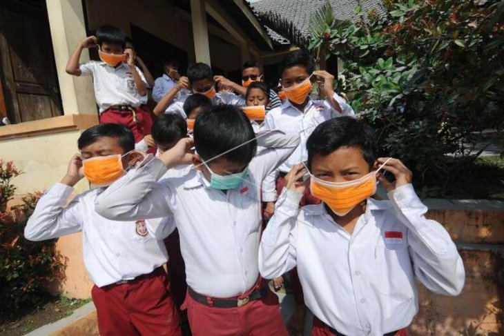 Pembagian masker untuk warga lereng gunung Merapi