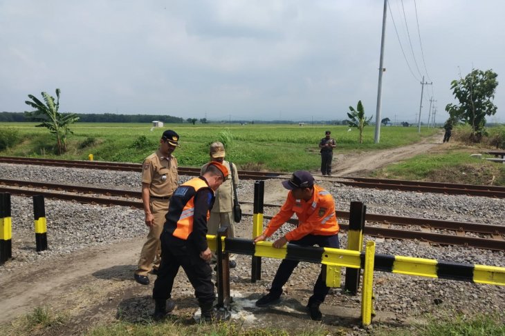 Daop Madiun normalisasi perlintasan sebidang tak berizin