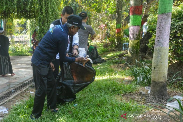 Bupati ikut bersihkan sampah pascahaul Guru Sekumpul