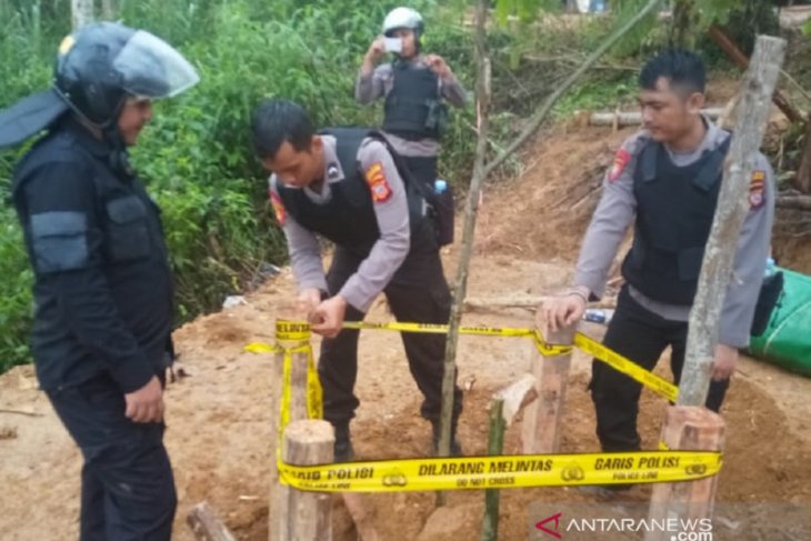 Polres Sukabumi menutup belasan tambang emas ilegal di Simpenan