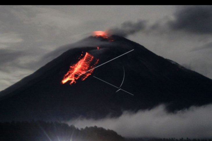 Gunung Semeru memuntahkan lava pijar