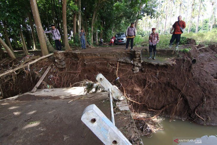 Jembatan ambrol diterjang banjir