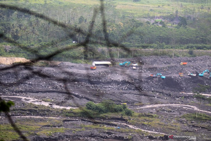 Penambang pasir aliran Gunung Semeru