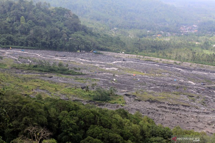 Penambang pasir aliran Gunung Semeru