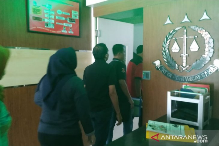 Kepala puskesmas di Jember dan istrinya terlibat kasus penipuan ditahan kejaksaan