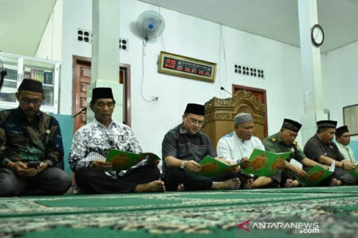 Pemprov Babel Serahkan Dana Hibah Rp2,9 miliar untuk Kabupaten Beltim