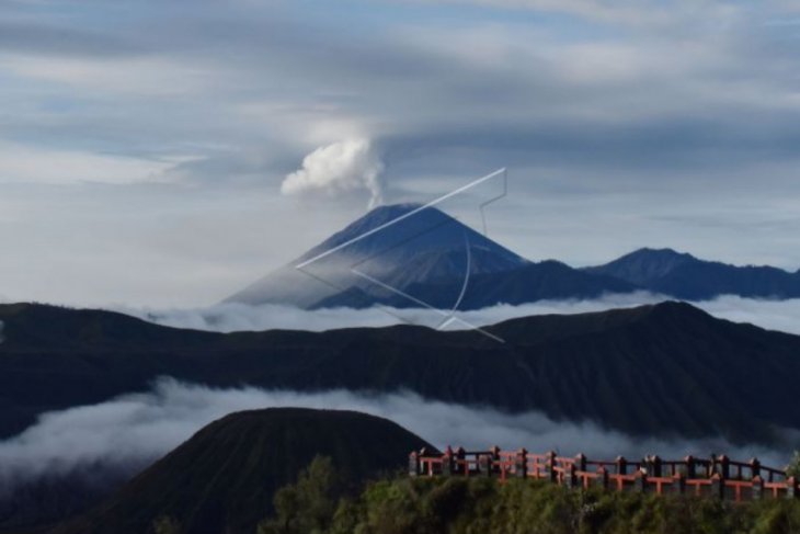 Gunung Semeru masih menyemburkan awan panas