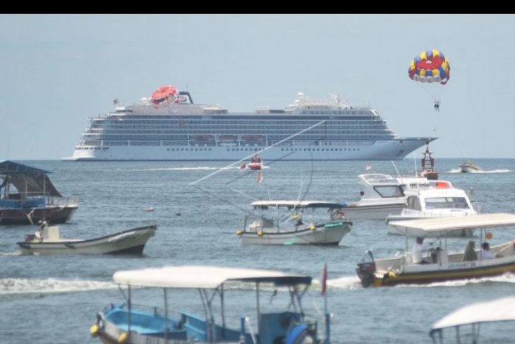 Kapal pesiar Viking Sun masuk ke perairan Bali