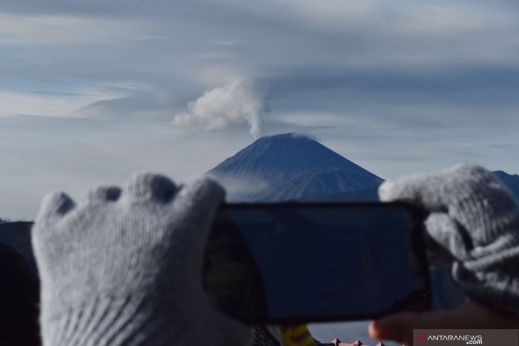 Gunung Semeru masih semburkan awan panas