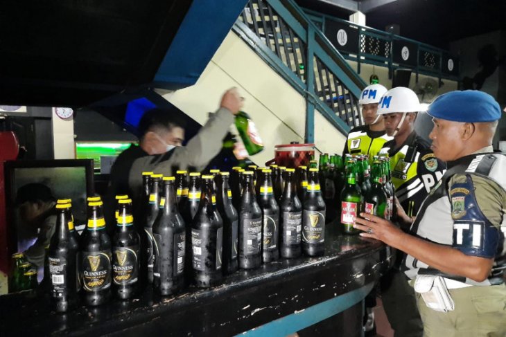 Satpol PP Banten sita ratusan minuman keras dari tempat hiburan malam