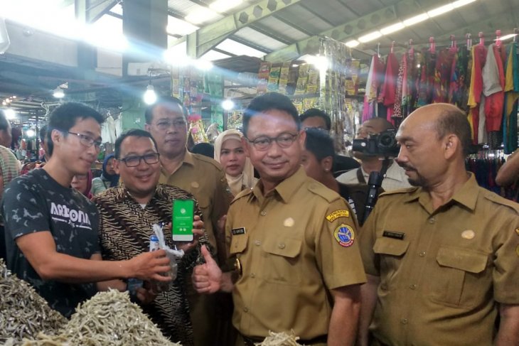 Wali Kota Pontianak transaksi gunakan QRIS di Pasar Flamboyan