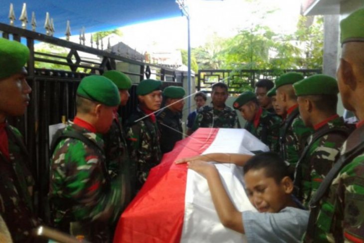 Jenazah TNI korban penembakan tiba di rumah duka