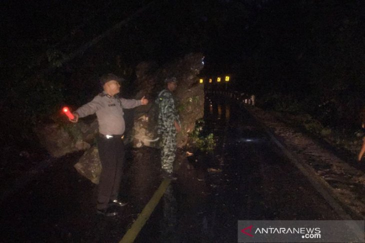 Longsor bongkahan batu tutupi jalan Geurute, arus lalulintas dibuat sistem buka tutup