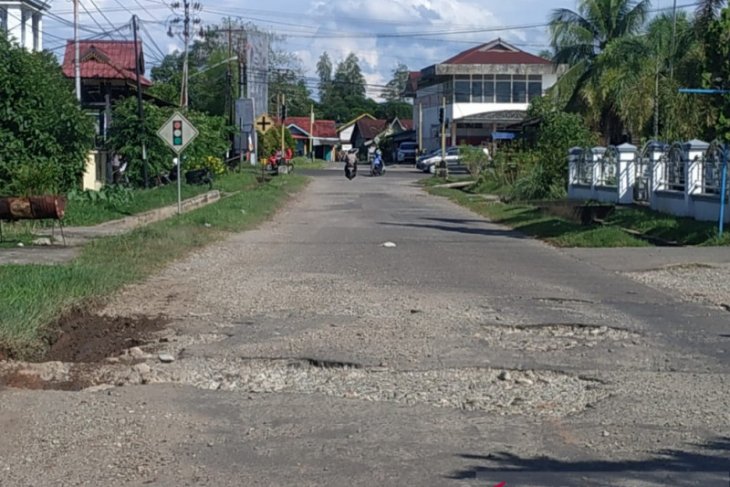 Pengendara mengeluh jalan dalam kota Putussibau berlubang
