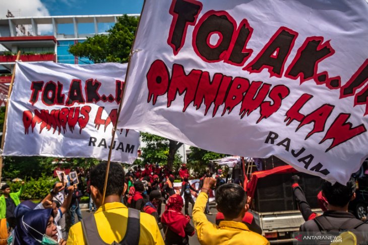 Aksi tolak UU Cipta Kerja, buruh dan mahasiswa jebol gerbang DPRD Jateng