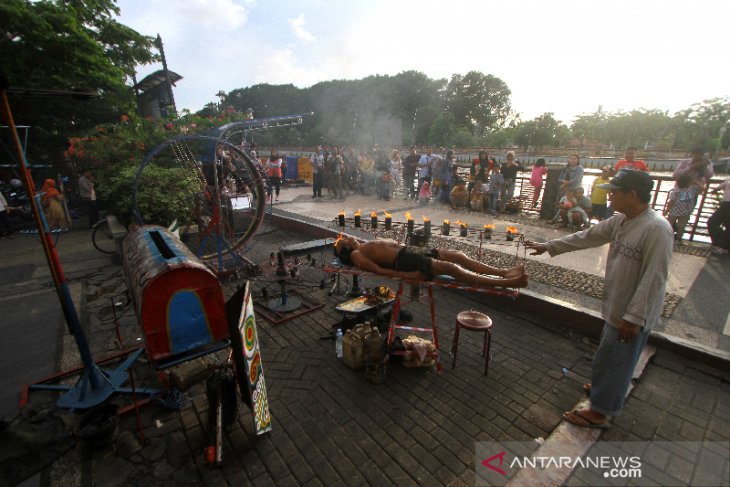 Atraksi Api di Banjarmasin