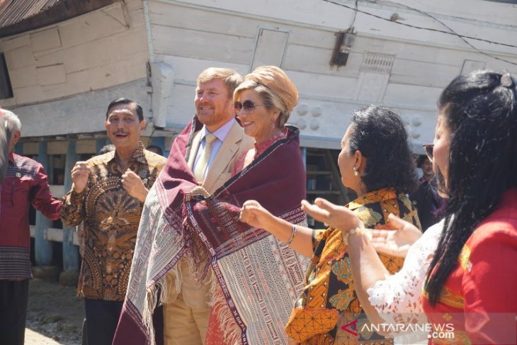 King and Queen of the Netherlands receive Bataknese "Ulos Pinunsaan"